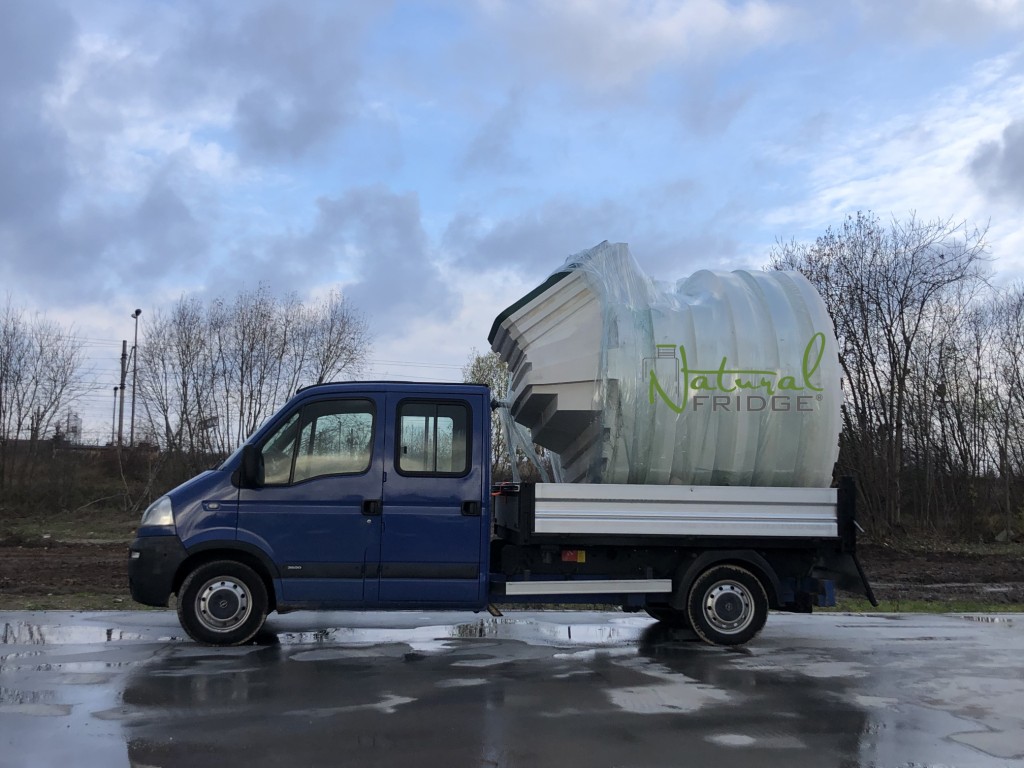 Fertig Erdkeller aus Polen Natural FRIDGE 2,5m geneigtem Eingang - Montage des Keller im Garten, Weinkeller Berlin, Deutschland, 2022 Erdkeller Modell 250  Wir liefern unsere Kunststoffkeller von unserem  🍏 Vorschriften Natural Fridge -  Angebot