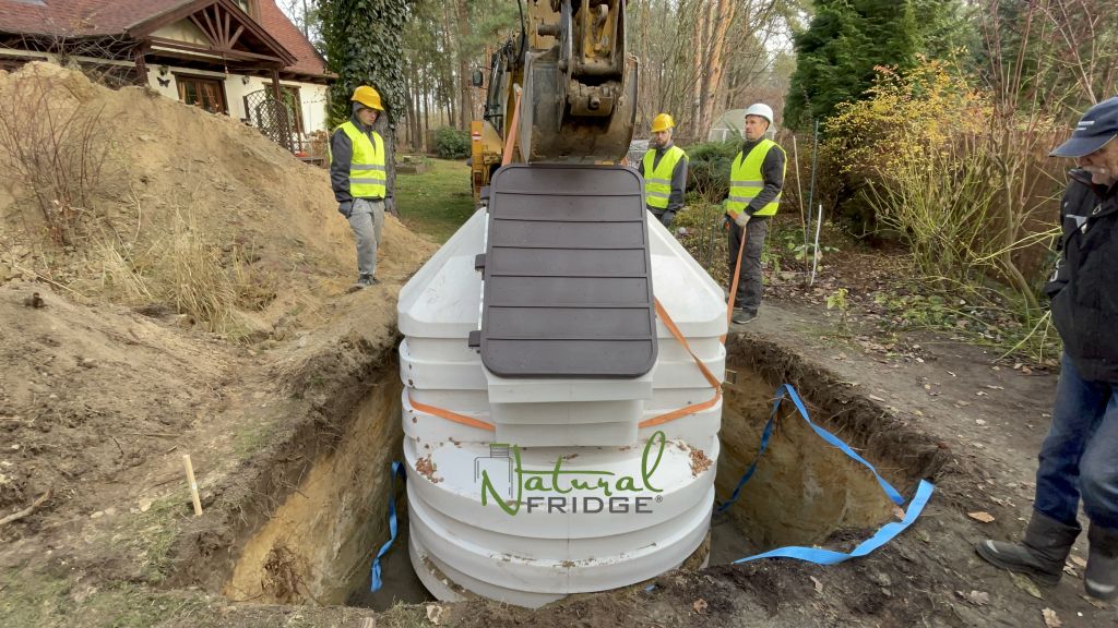 Fertig Erdkeller aus Polen Natural FRIDGE 2,5m geneigtem Eingang - Montage des Keller im Garten, Weinkeller Berlin, Deutschland, 2022 Lager zu Ihnen nach Hause in Deutschland. © 2017-2023 BPR-PLASTECH  🍏 Vorschriften Natural Fridge -  Angebot