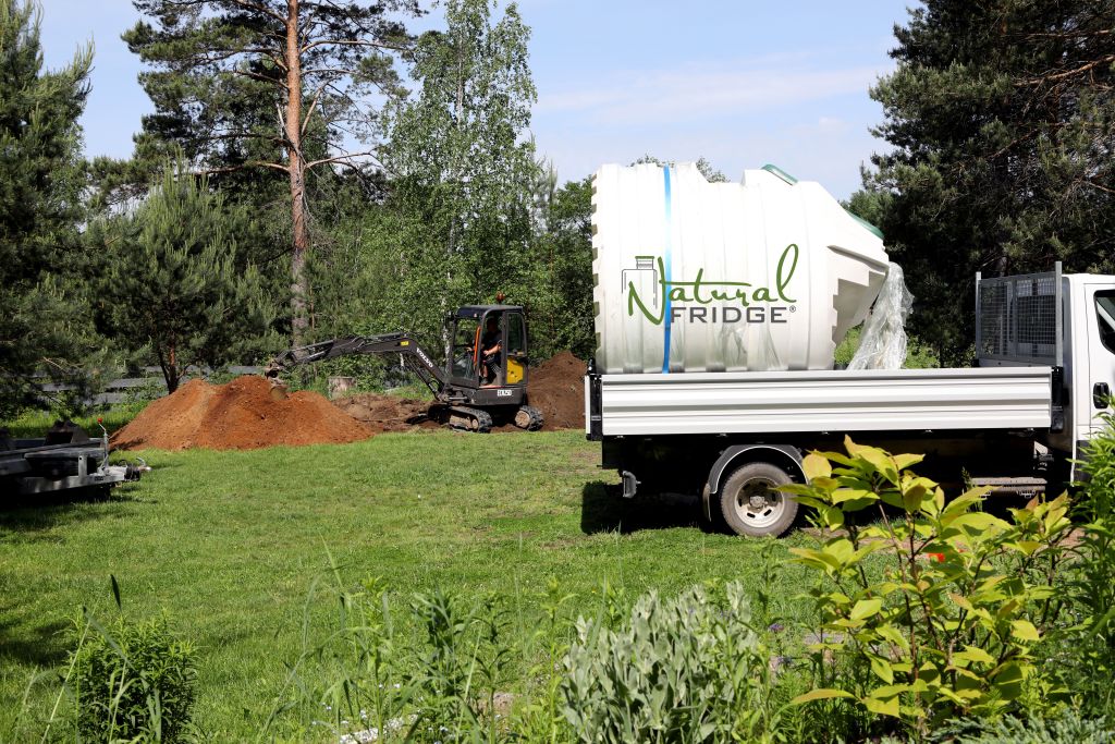 Fertig Erdkeller aus Polen Natural FRIDGE 2,5m geneigtem Eingang - Montage des Keller im Garten, Weinkeller Berlin, Deutschland, 2022 Erdkeller Modell 250  Wir liefern unsere Kunststoffkeller von unserem  🍏 Vorschriften Natural Fridge -  Angebot