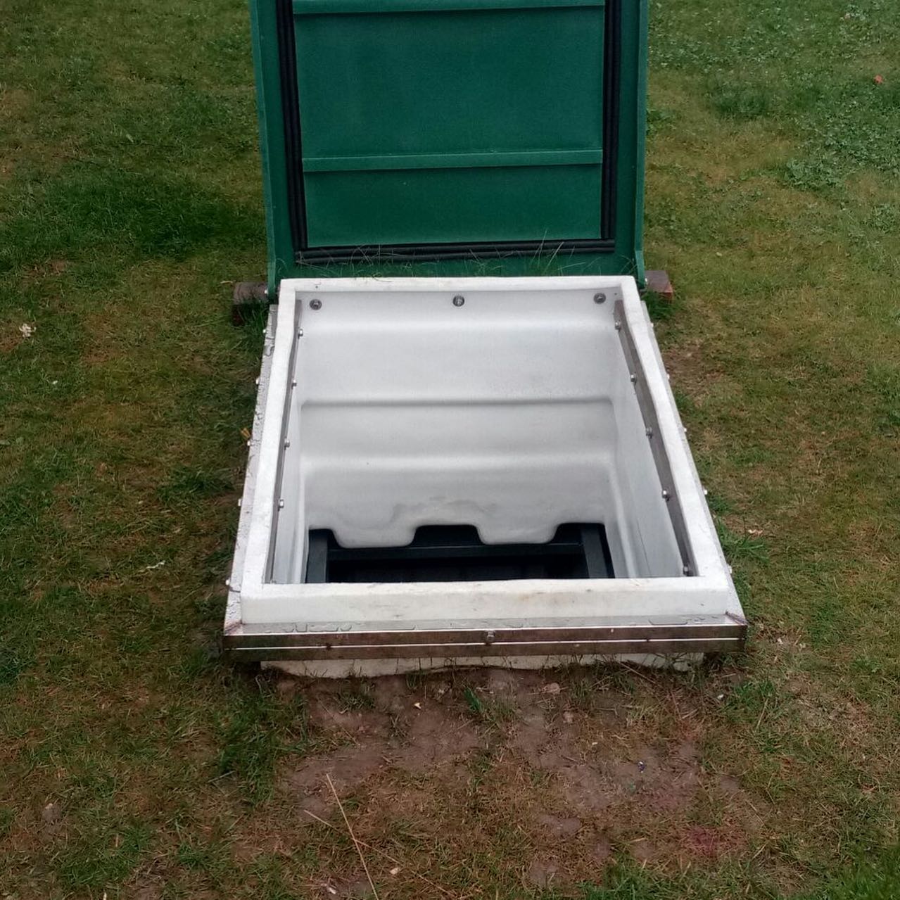 Erdkeller Modell 150x150 Nach der Montage sieht der Erdkeller wie ein kleiner Hügel aus. Wir empfehlen, den Erdkeller mit Rollrasen abzudecken  🍏 Erdkeller Modell 150x150 Natural Fridge  5.990  EUR inkl. MwSt. , zzgl.  Versandkosten     Angebot