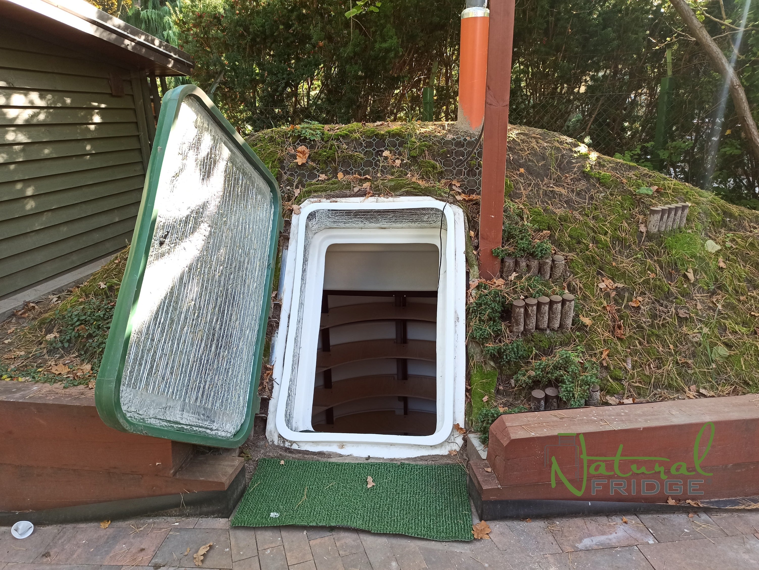 Erdkeller Modell 250 Nach der Montage sieht der Erdkeller wie ein kleiner Hügel aus. Wir empfehlen, den Erdkeller mit Rollrasen abzudecken und Zierpflanzen zu pflanzen.  Erdkeller Modell 250 Natural Fridge  7.740  EUR inkl. MwSt. , zzgl.  Versandkosten