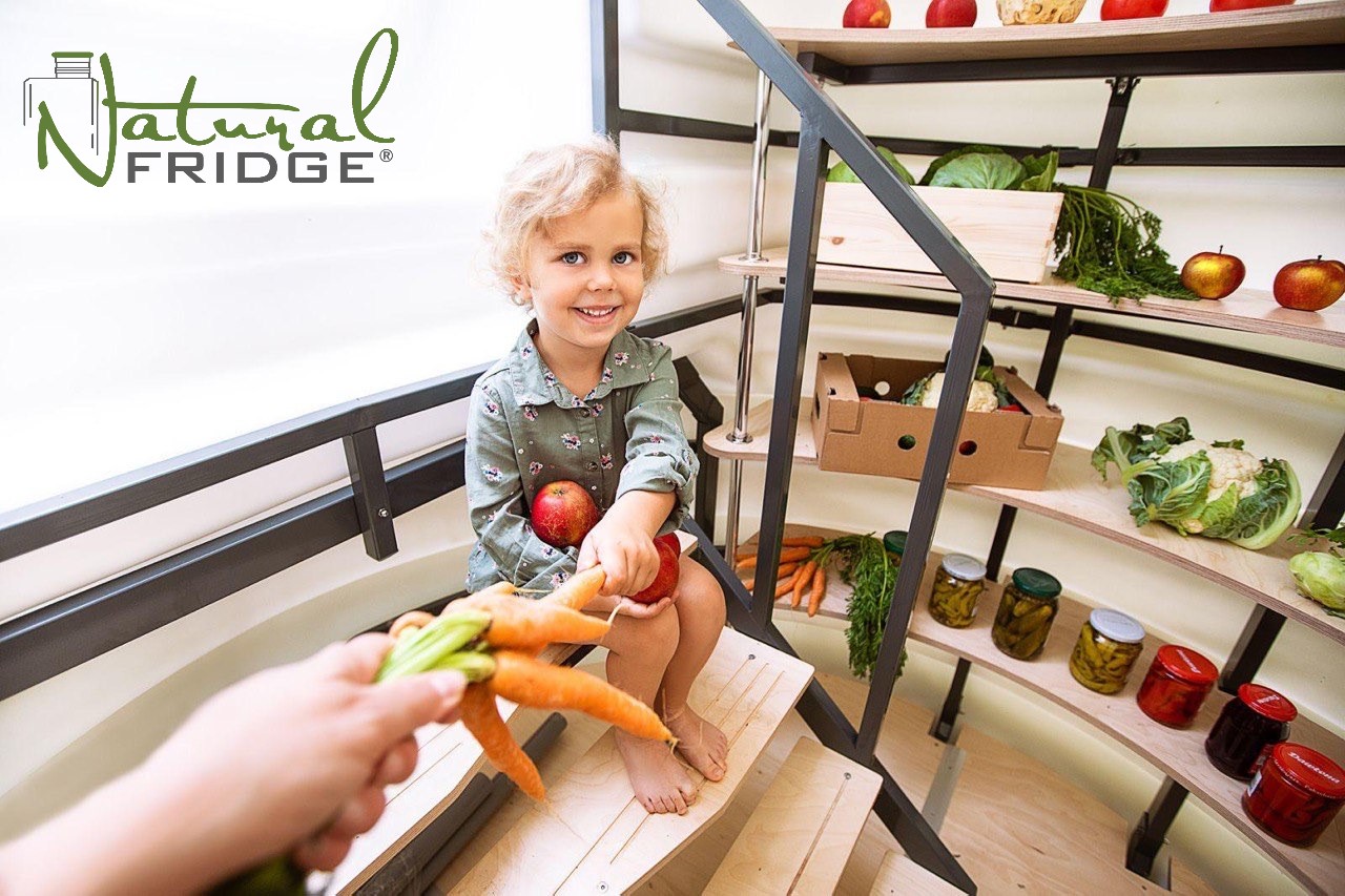 Erdkeller Modell 250 Der Erdkeller ist innen mit einem Stahlrahmen verstärkt, der mit einer Polymerschicht bedeckt ist. Es versteift den Erdkeller zusätzlich und ist  Erdkeller Modell 250 Natural Fridge  7.740  EUR inkl. MwSt. , zzgl.  Versandkosten
