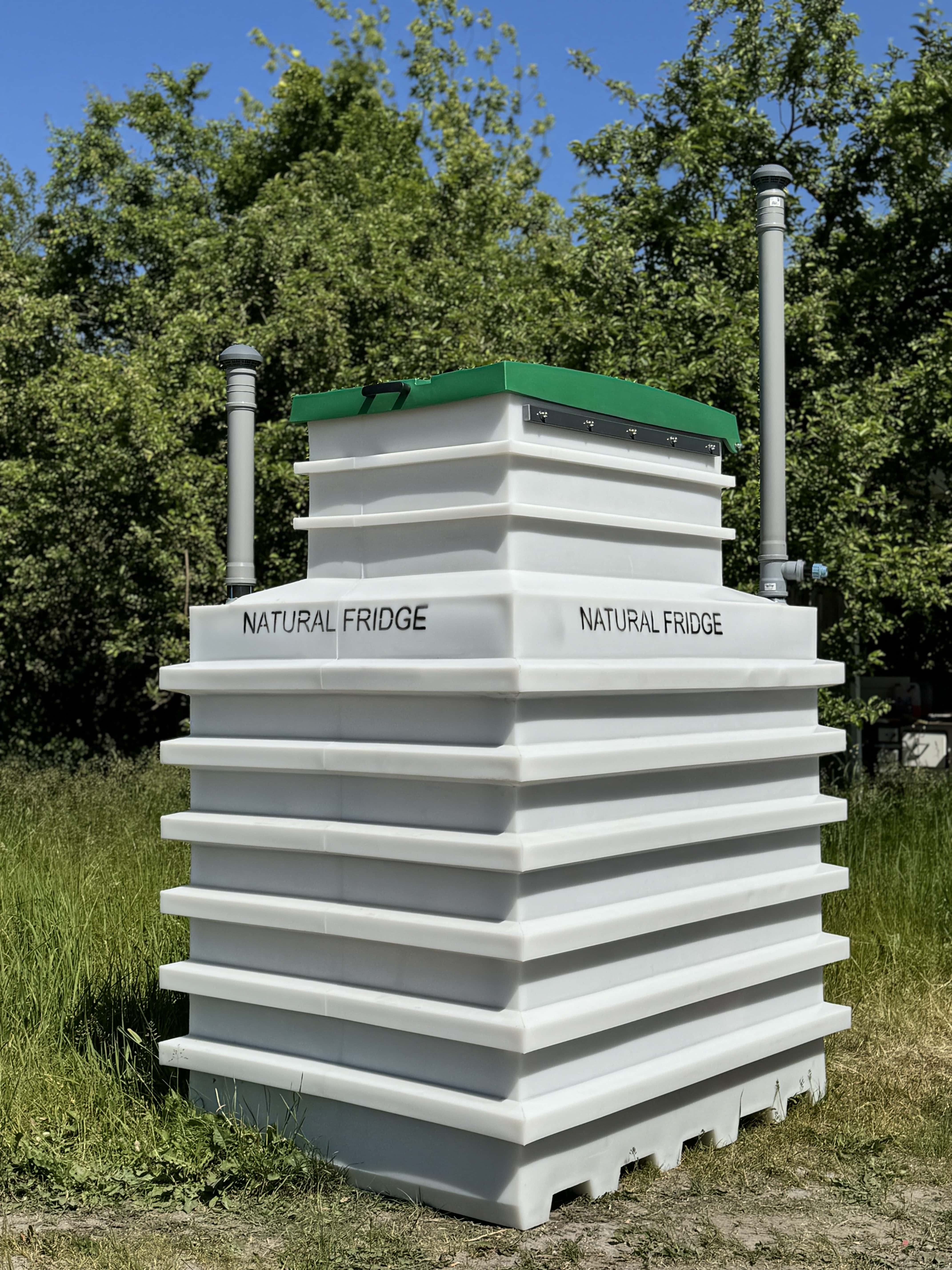 Erdkeller Modell 130x160 ist der Erdkeller dicht und hermetisch. Es hat ein Volumen von bis zu 3 Kubikmetern und die Wandstärke liegt zwischen 12-15 mm.  Rahmen Erdkeller Modell 130x160 Natural Fridge  3.640  EUR inkl. MwSt. , zzgl.  Versandkosten