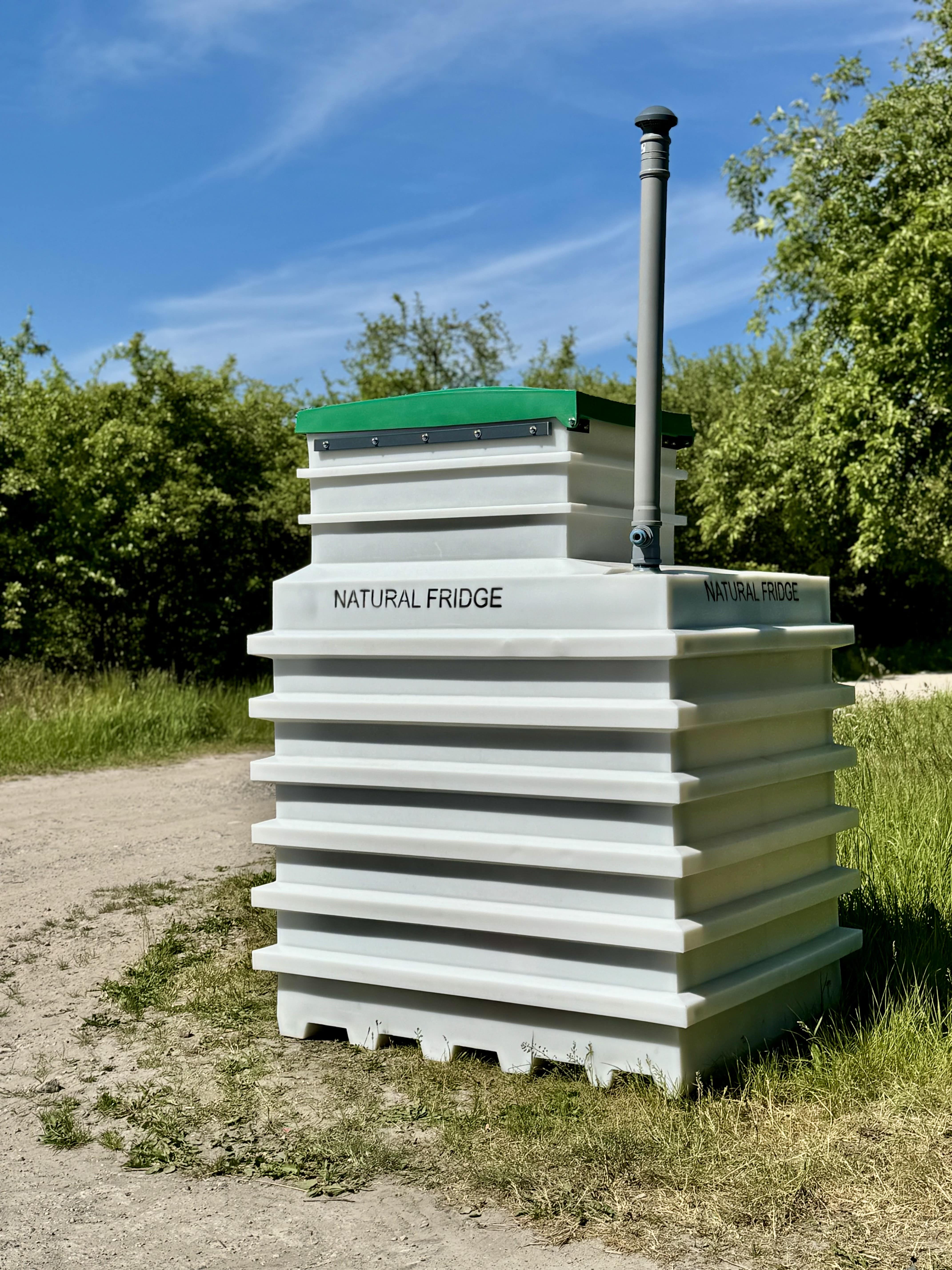 Erdkeller Modell 130x160 Alle in der Produktion verwendeten Materialien sind für den Kontakt mit Lebensmitteln zugelassen. Der Kellerkörper besteht aus Polyethylen  Erdkeller Modell 130x160 Natural Fridge  3.640  EUR inkl. MwSt. , zzgl.  Versandkosten