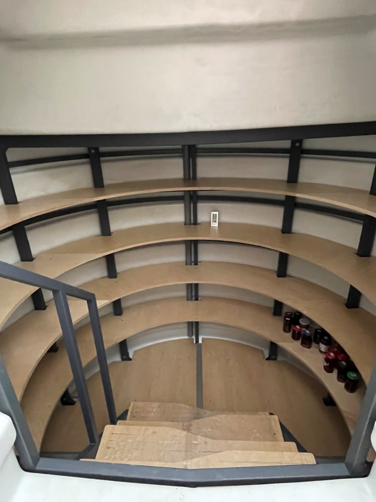 Erdkeller Modell 250 Der Erdkeller ist innen mit einem Stahlrahmen verstärkt, der mit einer Polymerschicht bedeckt ist. Es versteift den Erdkeller zusätzlich und ist  Erdkeller Modell 250 Natural Fridge  7.740  EUR inkl. MwSt. , zzgl.  Versandkosten