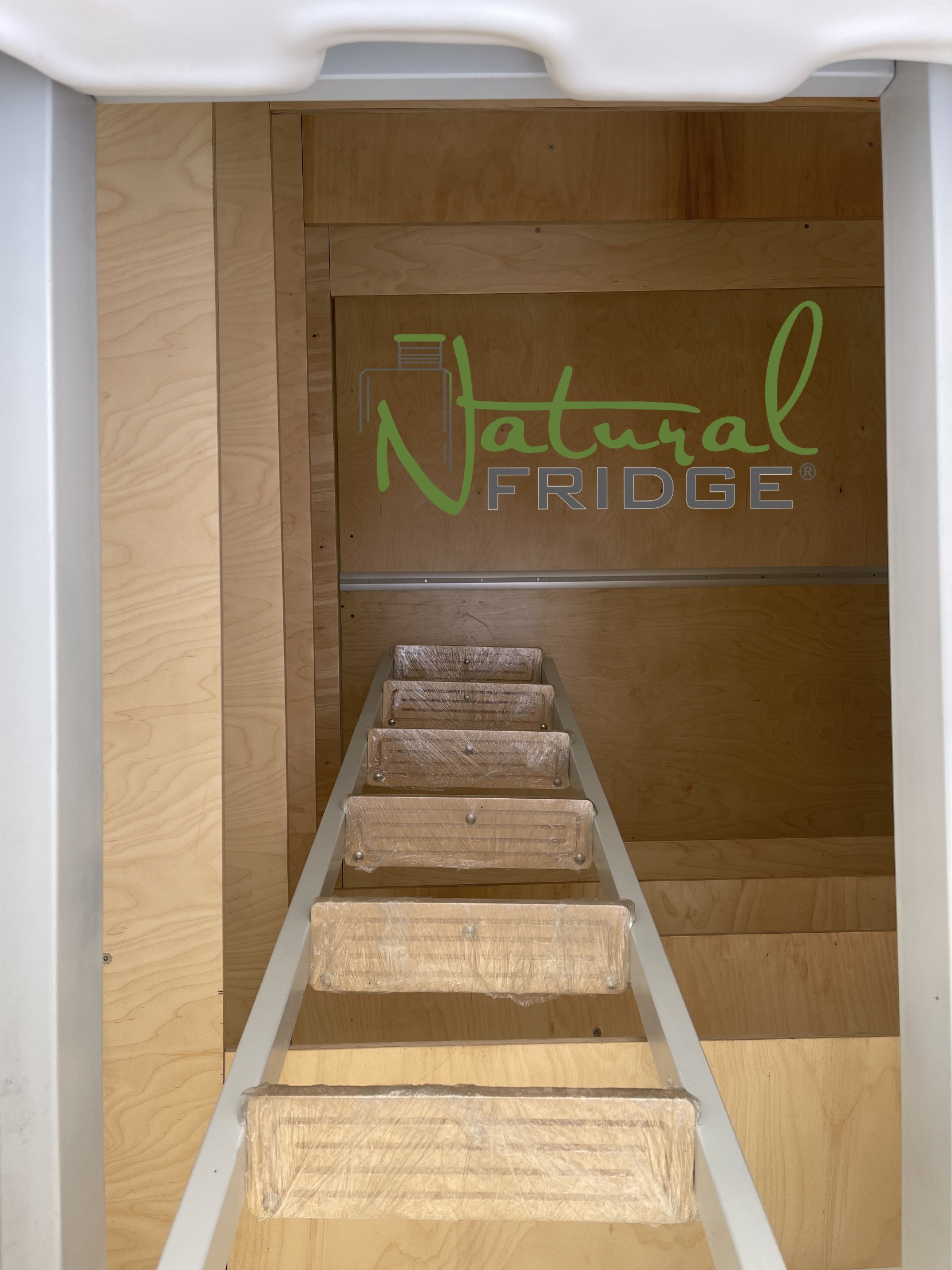 Erdkeller Modell 200x200 ist der Erdkeller dicht und hermetisch. Es hat ein Volumen von bis zu 7,2 Kubikmetern und die Wandstärke liegt zwischen 12-15 mm.  Rahmen Erdkeller Modell 200x200 Natural Fridge  7.450  EUR inkl. MwSt. , zzgl.  Versandkosten