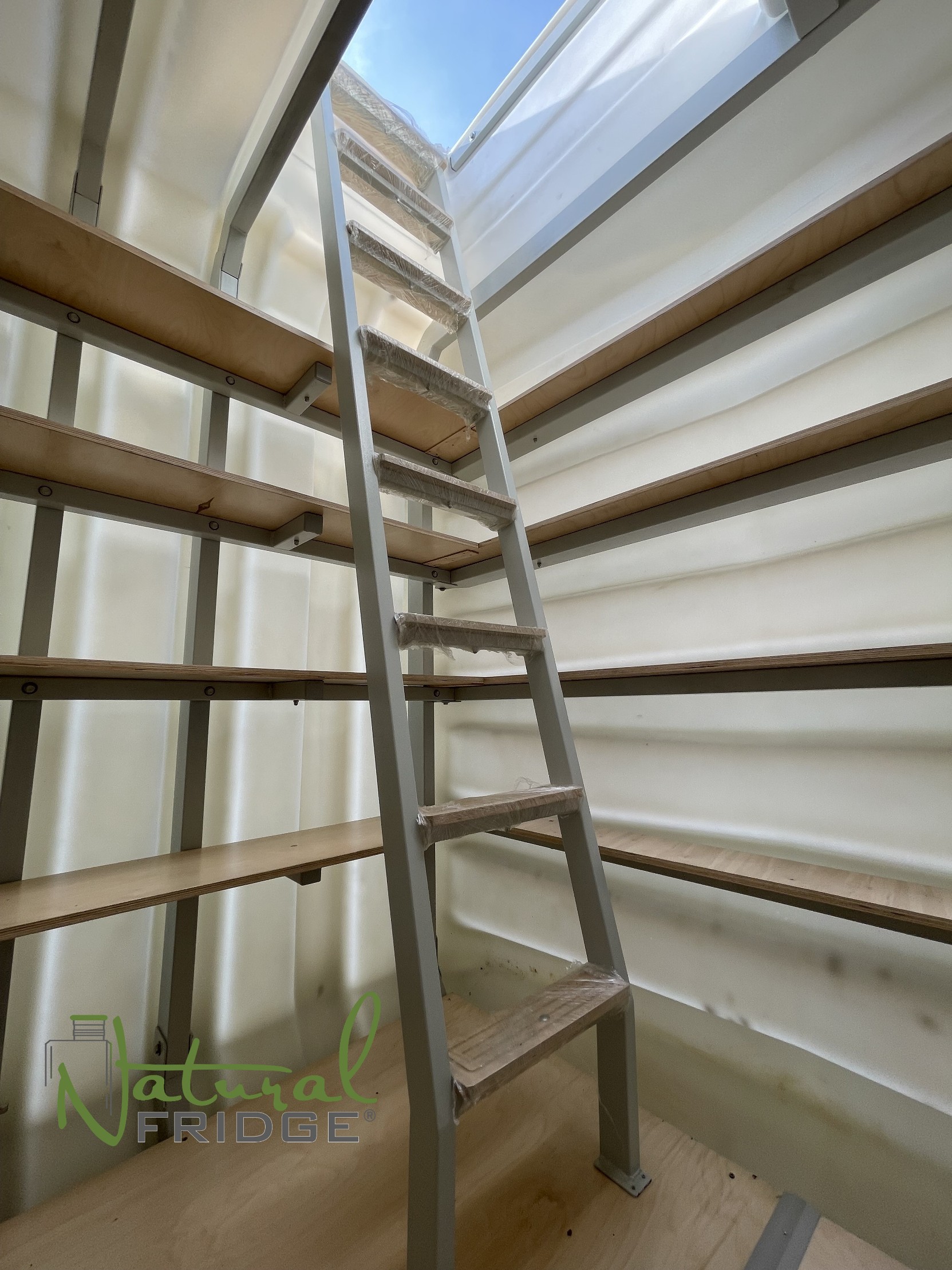 Erdkeller Modell 200x200 Der Erdkeller ist innen mit einem Stahlrahmen verstärkt, der mit einer Polymerschicht bedeckt ist. Es versteift den Erdkeller zusätzlich  Erdkeller Modell 200x200 Natural Fridge  7.450  EUR inkl. MwSt. , zzgl.  Versandkosten