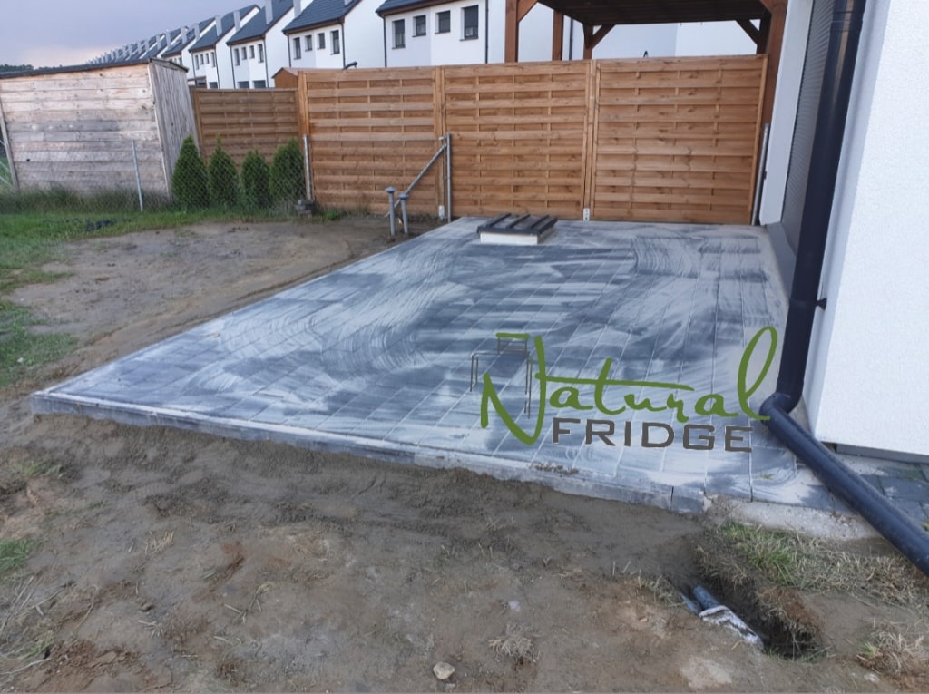 Erdkeller Modell 200x200 Nach der Montage sieht der Erdkeller wie ein kleiner Hügel aus. Wir empfehlen, den Erdkeller mit Rollrasen abzudecken und Zierpflanzen  Erdkeller Modell 200x200 Natural Fridge  7.450  EUR inkl. MwSt. , zzgl.  Versandkosten