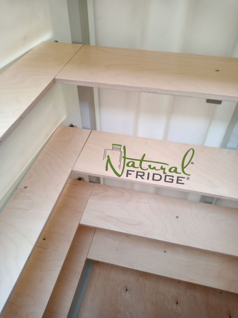 Erdkeller Modell 150x150 4 Reihen breite Regale. Unser Einbaum bietet viel Stauraum. Die Regale sind auf einem Stahlrahmen montiert und können  🍏 Erdkeller Modell 150x150 Natural Fridge  5.990  EUR inkl. MwSt. , zzgl.  Versandkosten     Angebot