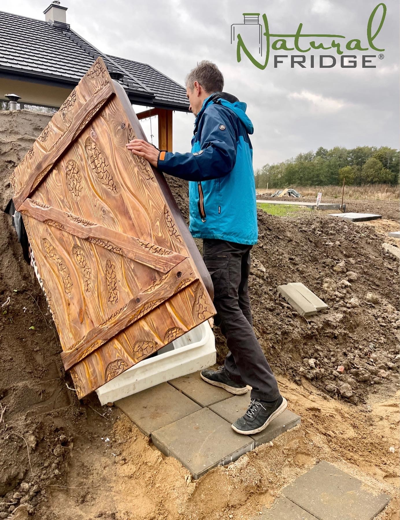 Außendesign Kunststoff-Gartenkeller mit schrägem Eingang 2,5 m – Installation eines Garten Bausatz kaufen, Weinkeller, Polen, 2021 – 4 Regalreihen   – Durchmesser 250  Erdkeller Modell 250 Natural Fridge  7.740  EUR inkl. MwSt. , zzgl.  Versandkosten