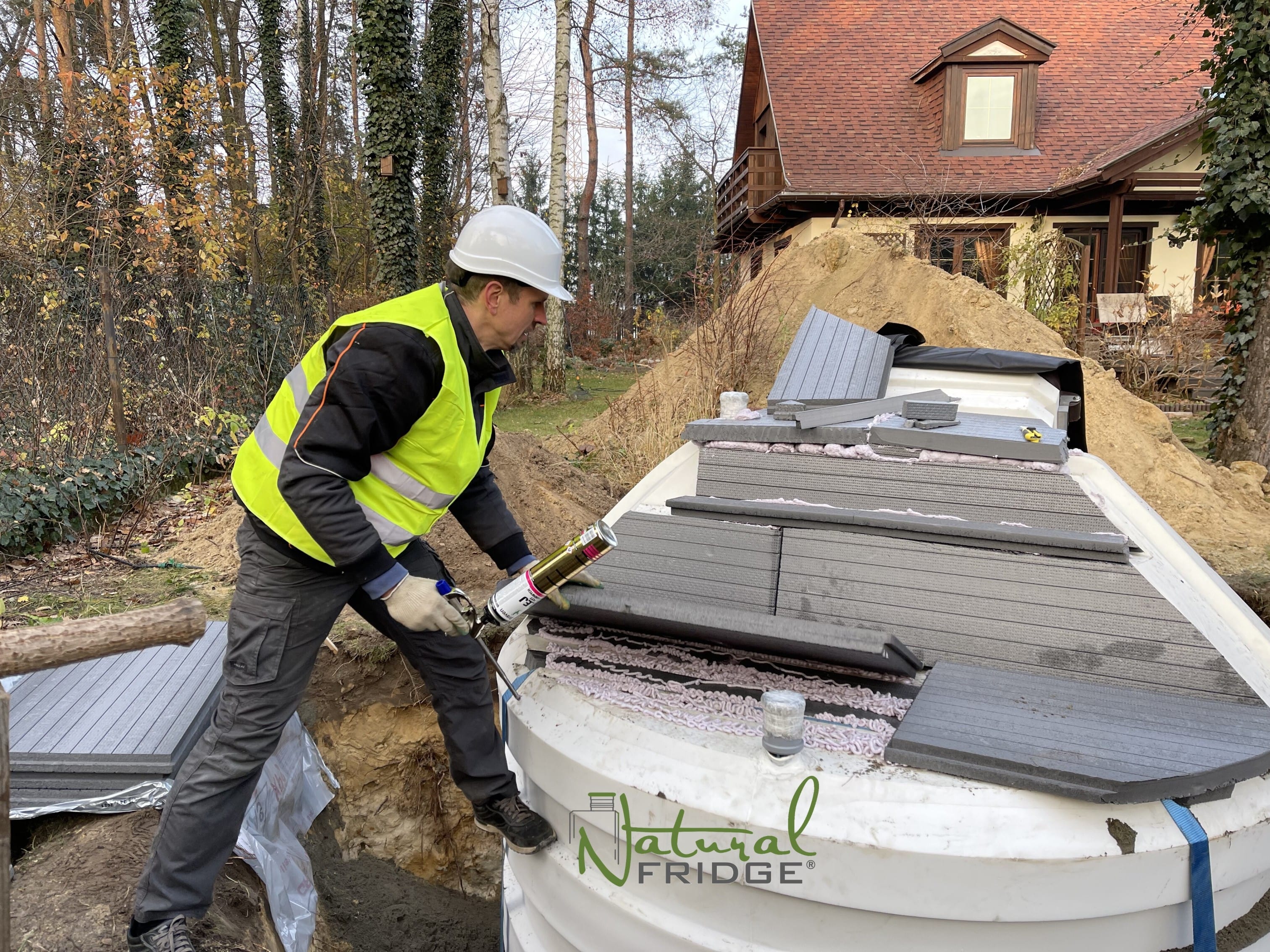 Aleksandr Fursevich, Warschau, Polen, 2021 Erdkellers von Natural Fridge mit einem Durchmesser von 2,5 Metern. Die Installation erfolgt unter schwierigen Bedingungen:  Erdkeller Modell 250 Natural Fridge  7.740  EUR inkl. MwSt. , zzgl.  Versandkosten