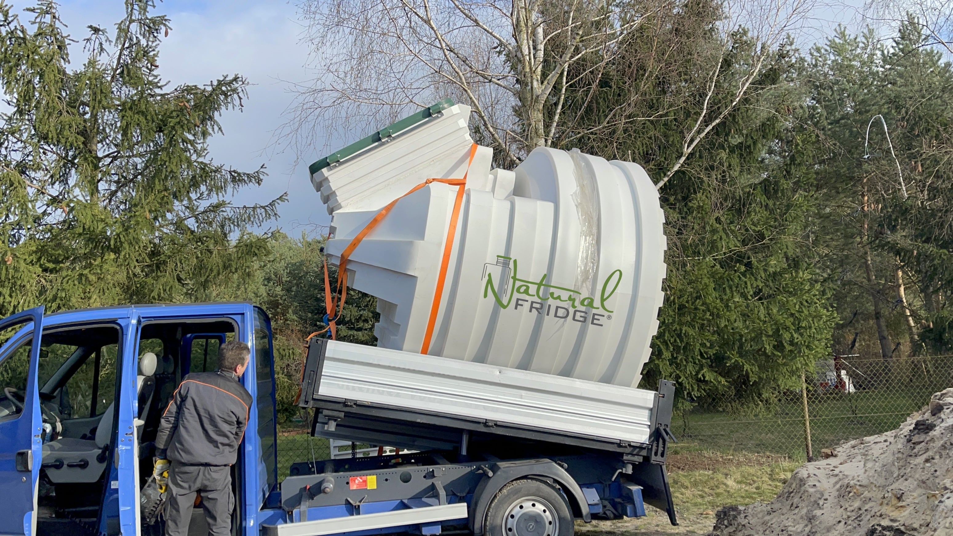 Erdkeller Modell 250 Wir liefern unsere Kunststoffkeller Natural FRIDGE ® (Naturkühlschrank) von unserem Lager in Warschau zu Ihnen nach Hause. Wir kümmern uns um alle  Erdkeller Modell 250 Natural Fridge  7.740  EUR inkl. MwSt. , zzgl.  Versandkosten