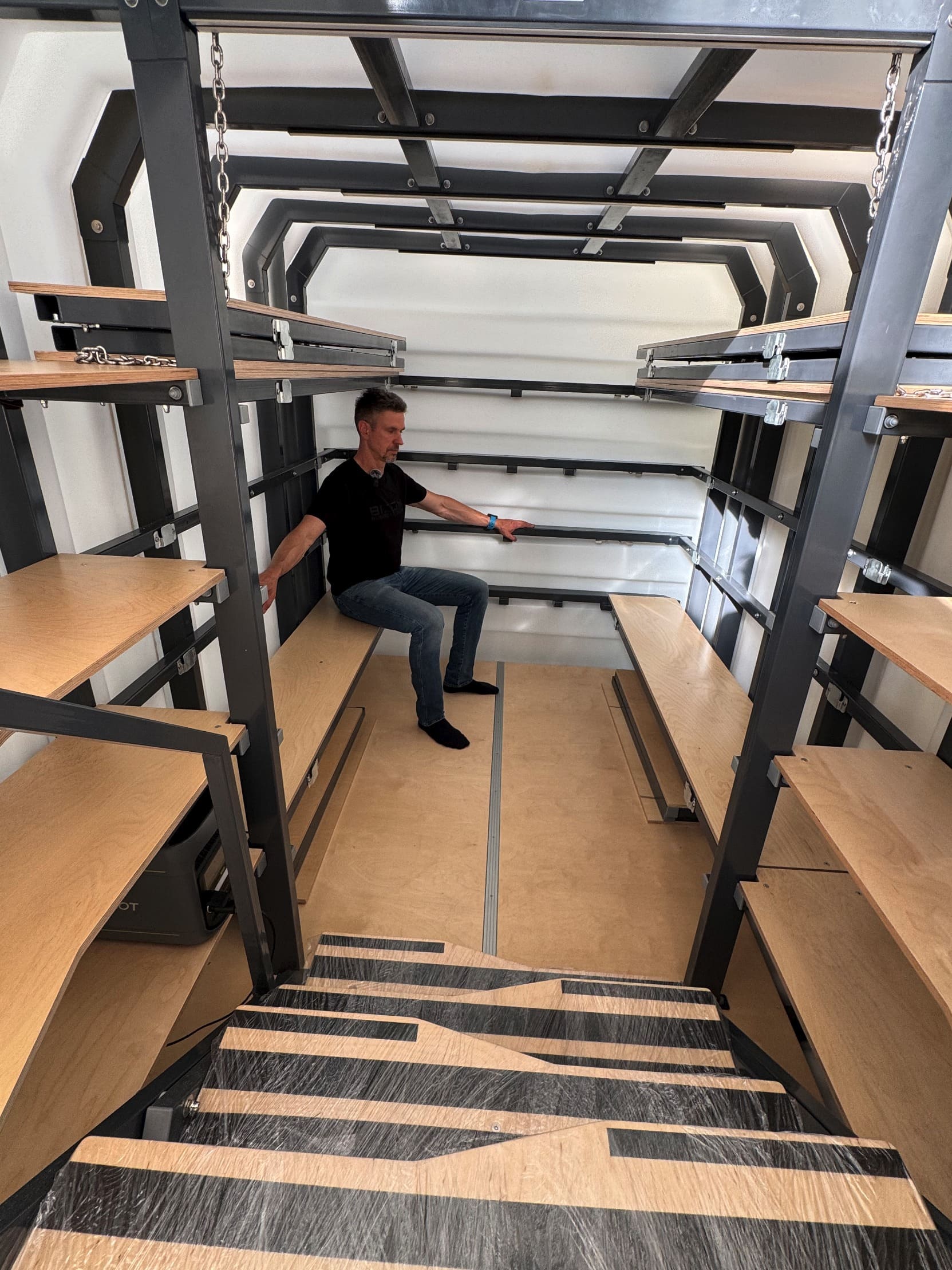 view 8 Sitzplätze – 2 oder 4 Schlafplätze – 4 oder 8 Sitzplätze – Innenvolumen 12,9 m³  – Robuste Stahltür, 6 mm stark – Natürliche Belüftung – Mechanische Belüftung mit  Schutzraum 350 Natural Fridge  16.510  EUR inkl. MwSt. , zzgl.  Versandkosten