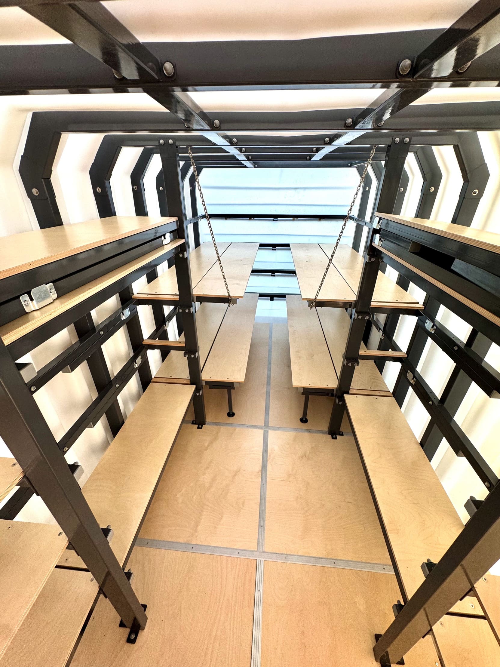 view 4 Schlafplätze + 4 Sitzplätze – 4 Schlafplätze und 4 Sitzplätze – oder 12 Sitzplätze – Innenvolumen 18,3 m³   – Robuste Stahltür, 6 mm stark – Natürliche Belüftung  Schutzraum 500 Natural Fridge  23.590  EUR inkl. MwSt. , zzgl.  Versandkosten
